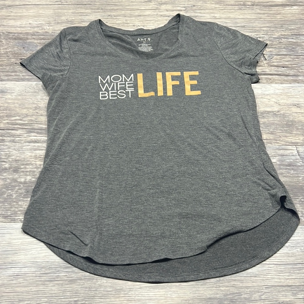 Mom Life graphic tee